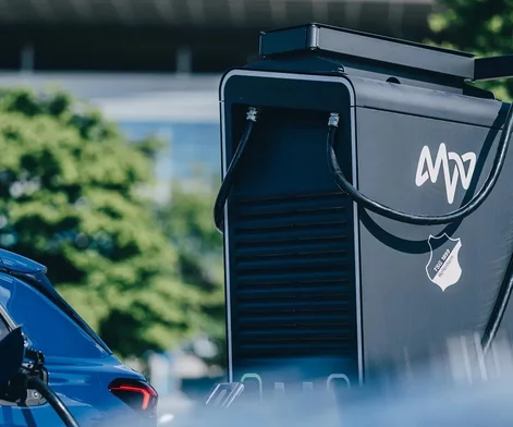 E-Auto lädt an einem MVV adepunkte