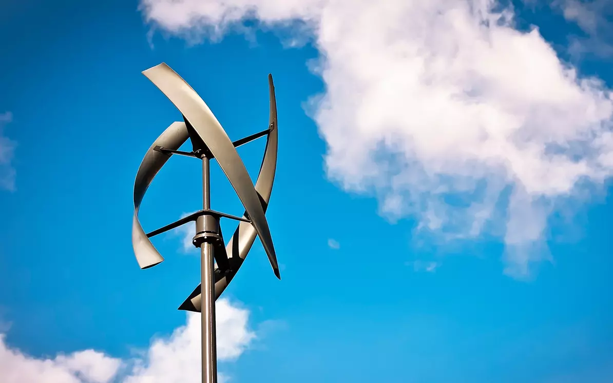 Die eigene kleine Windturbine auf dem Hausdach liefert Strom