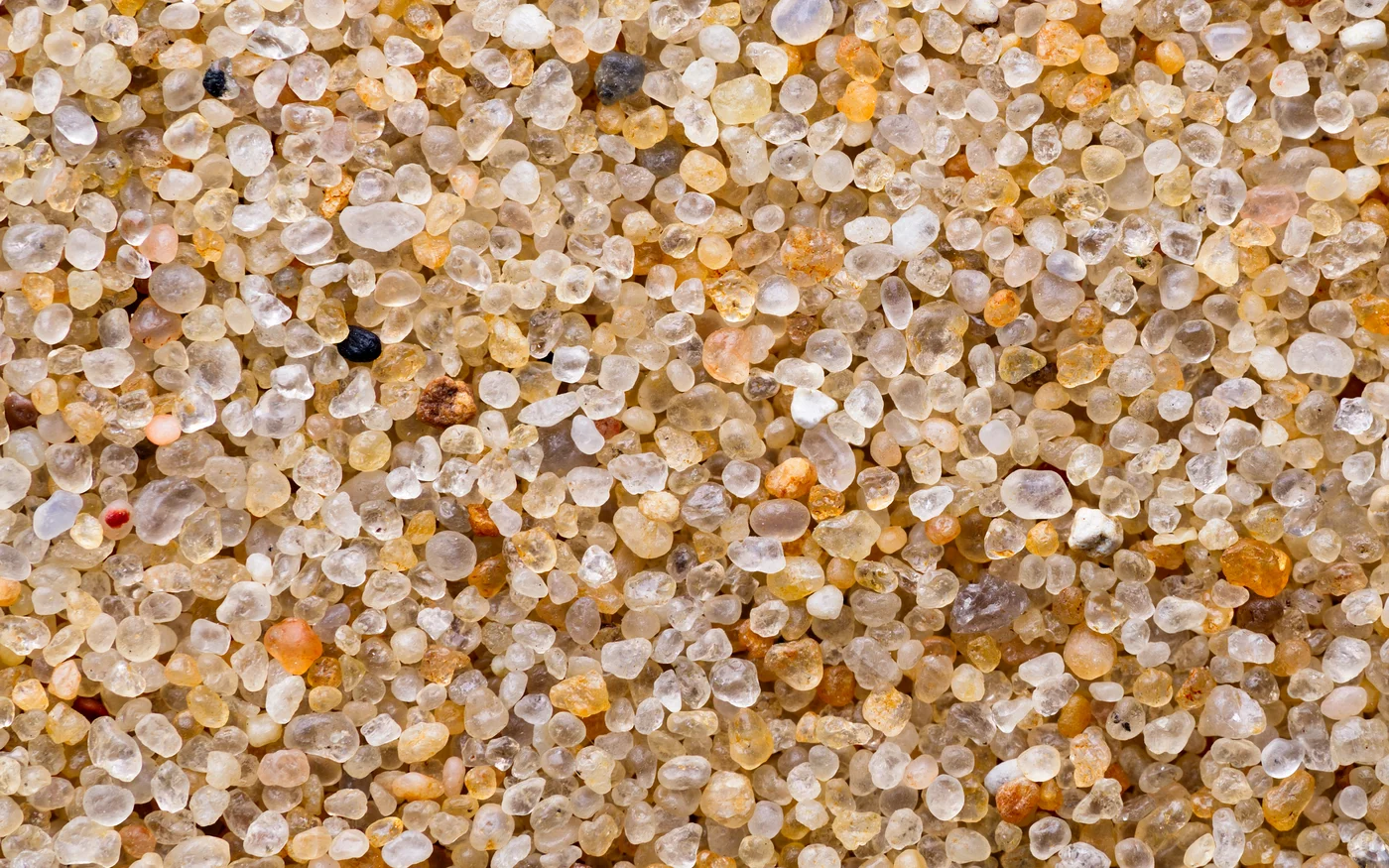 Quarzsand besteht zum größten Teil aus Siliziumoxid