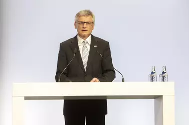 MVV-Vorstandsvorsitzender Dr. Georg Müller bei seiner Rede im Mannheimer Rosengarten