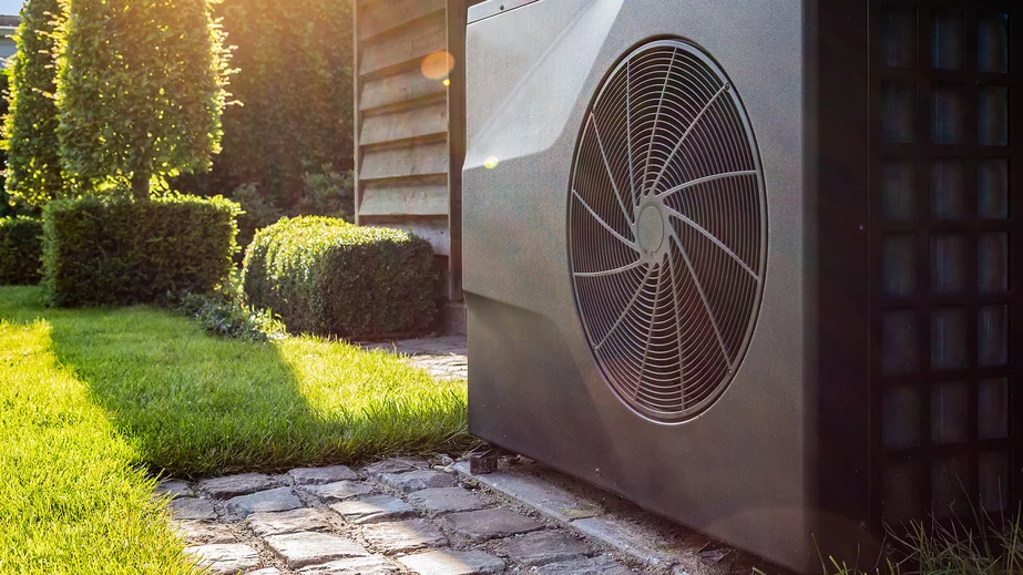 Eine Wärmepumpe in Außenaufstellung als Symbolbild für die Novelle zum Gebäudeenergiegesetz im Jahr 2024